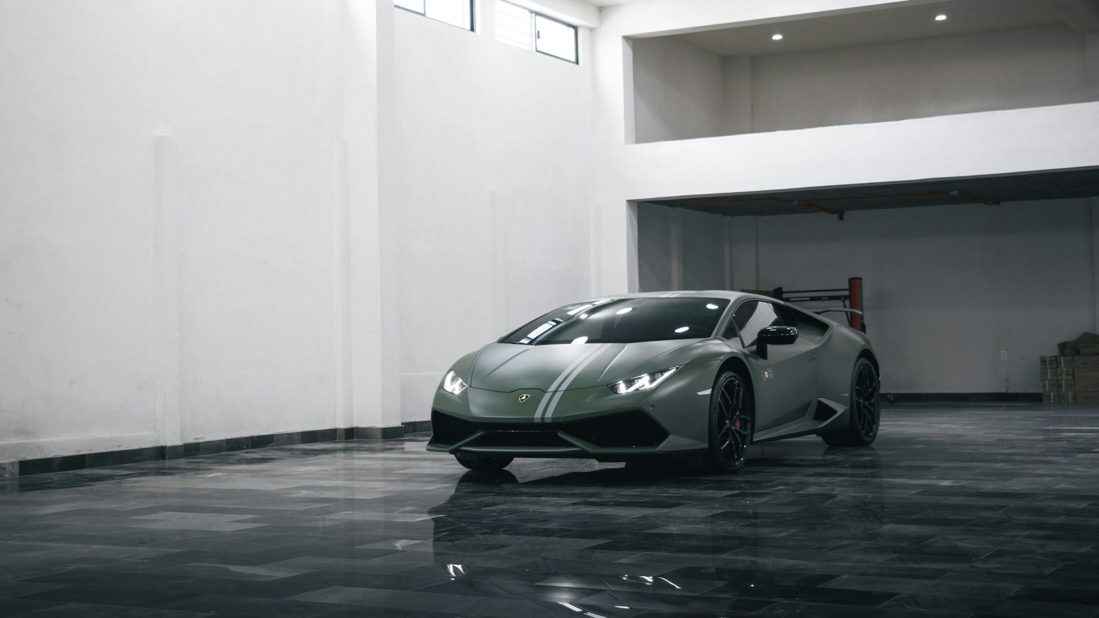 Lamborghini Huracán Performante grise dans un garage blanc