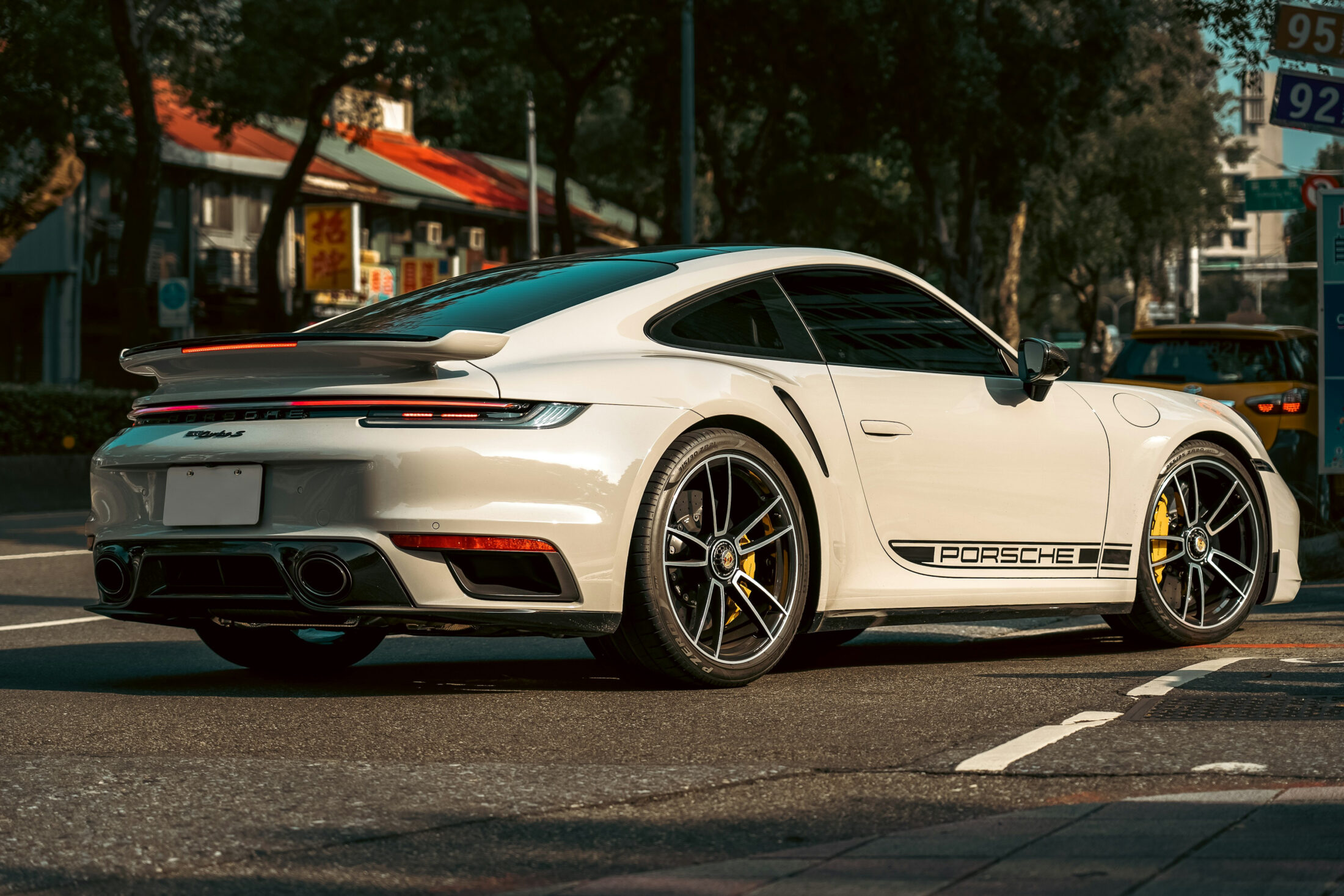 Porsche 911 Turbo S blanche, vue trois-quarts arrière