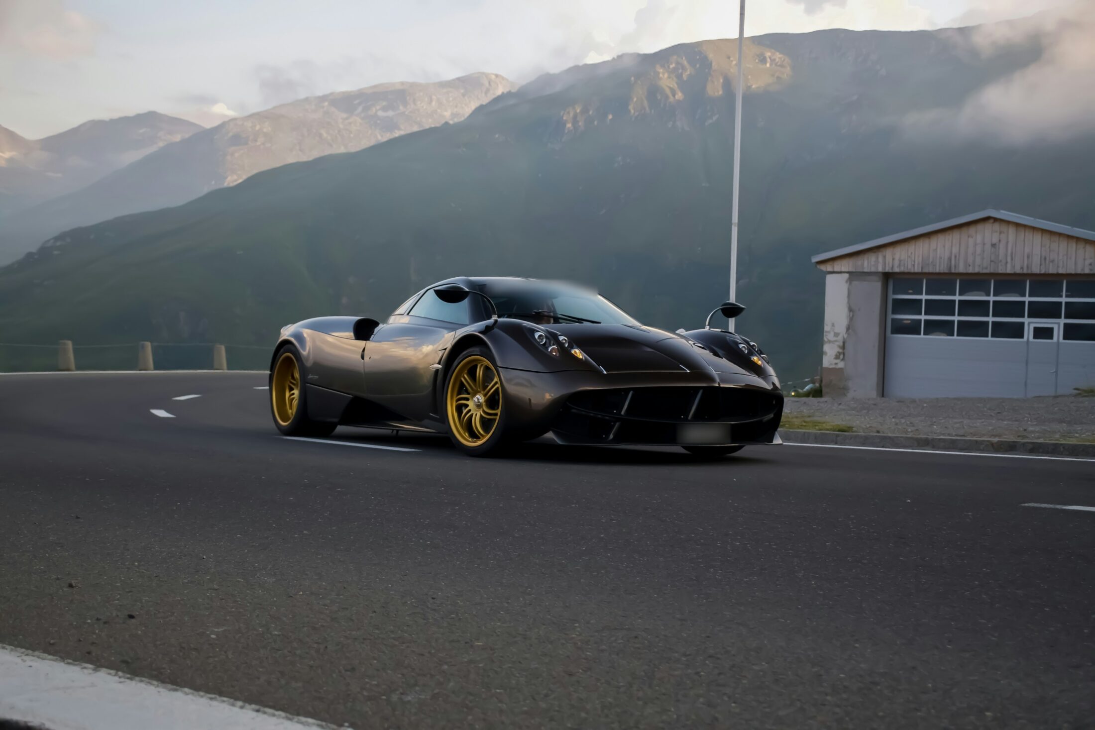 Pagani Huayra en carbone, jantes dorées, sur une route de montagne