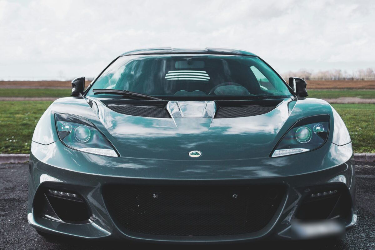 Lotus Evora vert foncé, vue de face