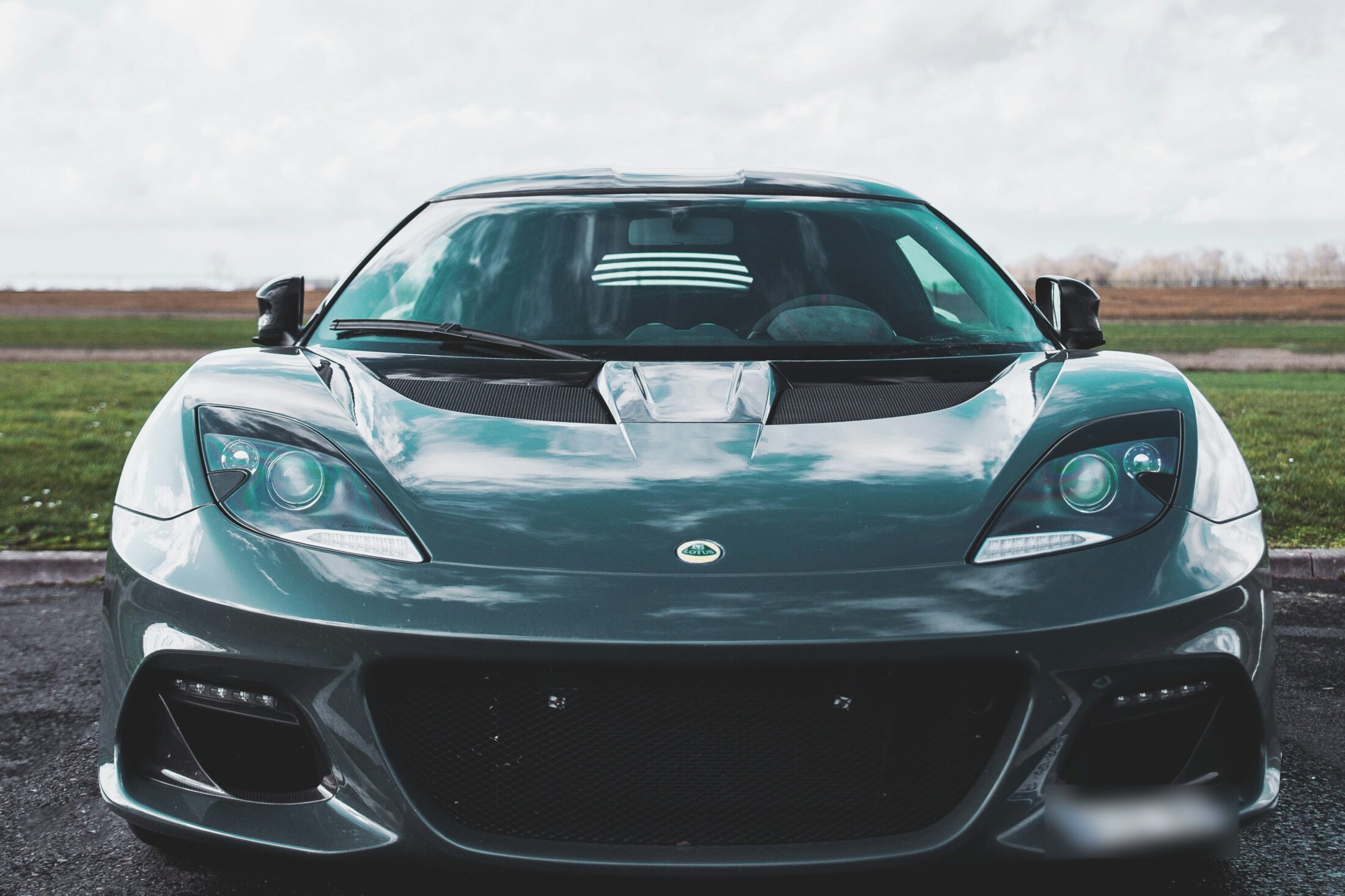 Lotus Evora vert foncé, vue de face