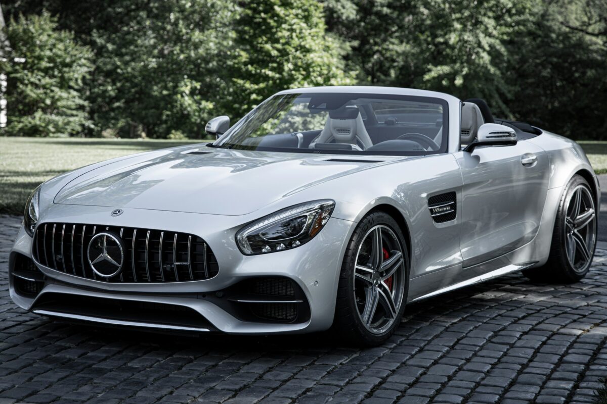 Mercedes-AMG GT C Roadster argent sur des pavés