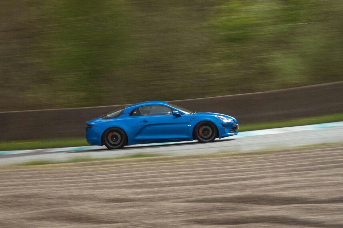 Alpine A110 bleue en piste