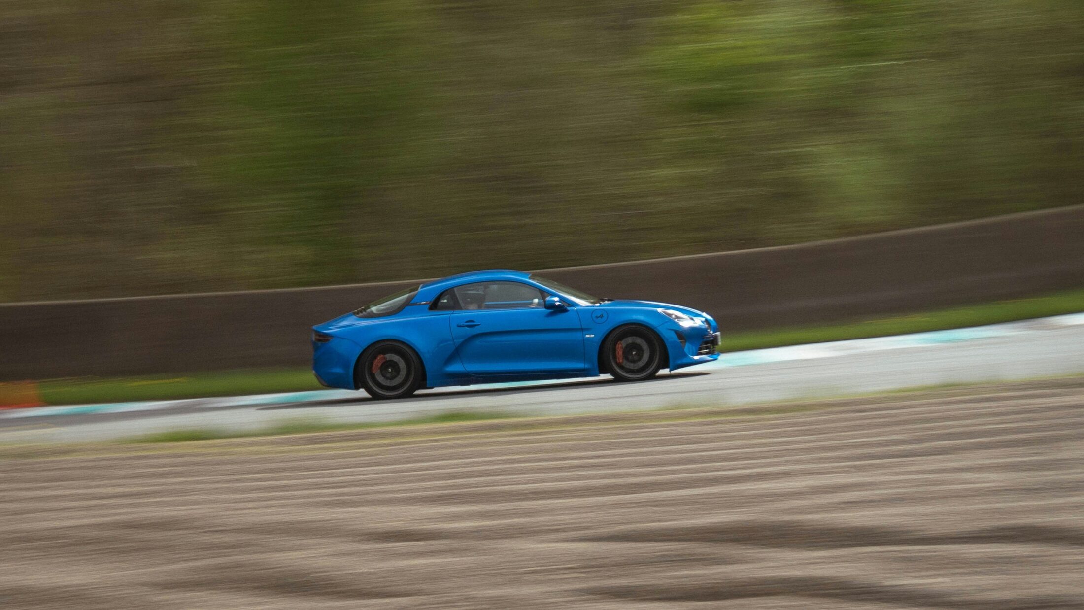 Alpine A110 bleue en piste