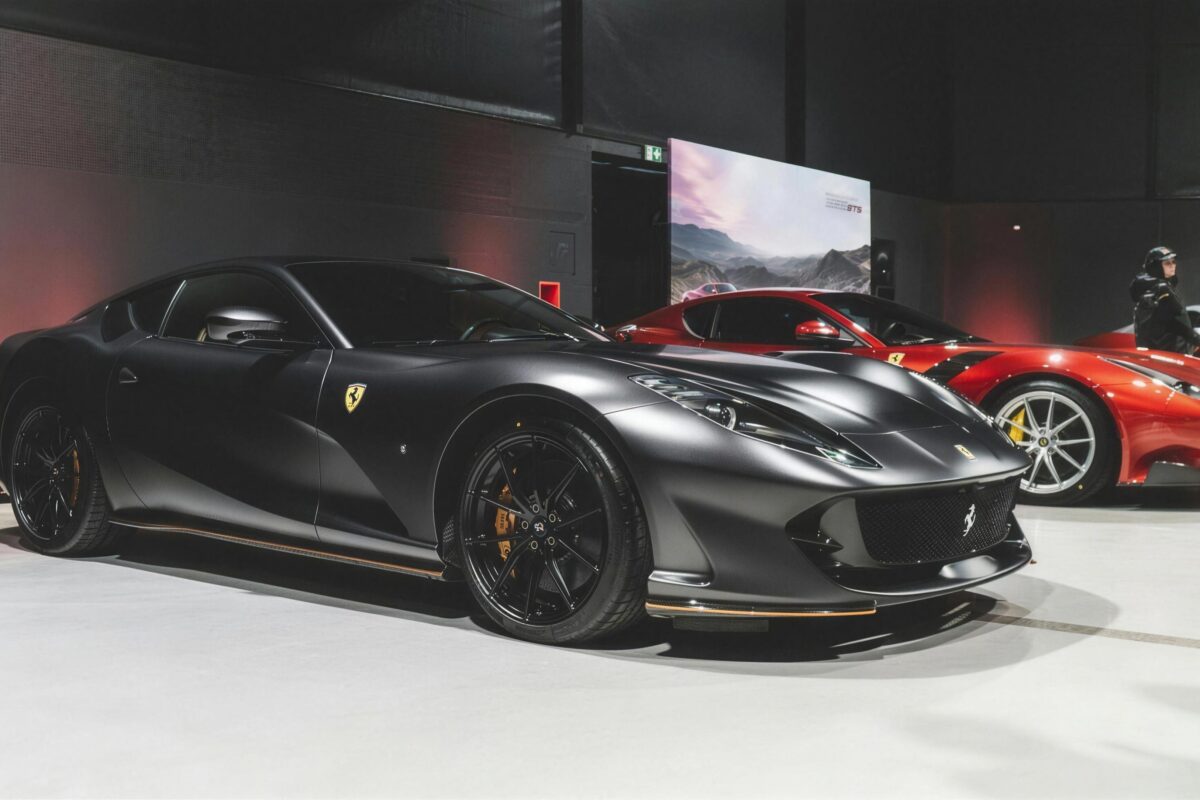 Ferrari 812 Competizione, vue trois-quarts avant
