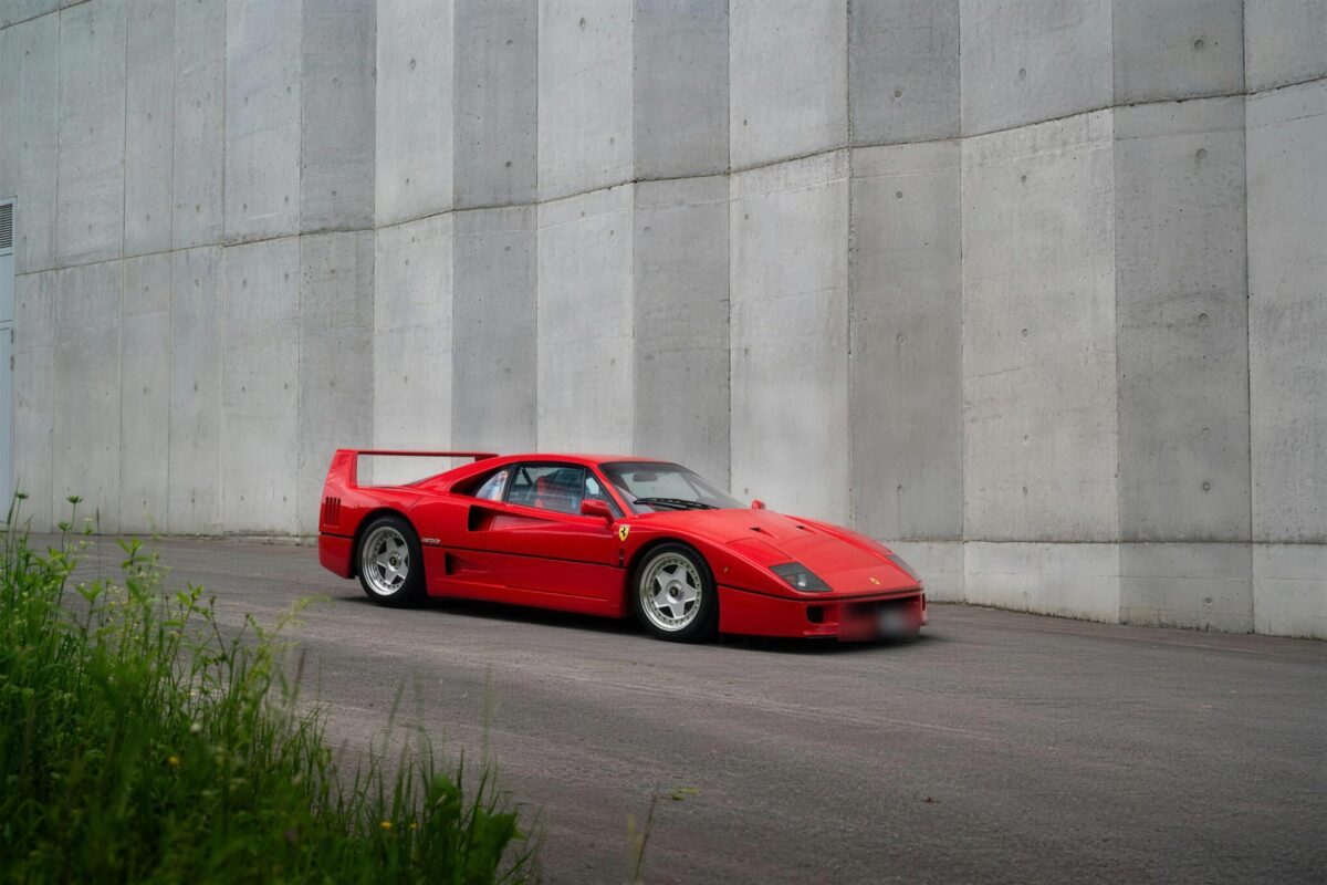 Ferrari F40, vue trois-quarts avant