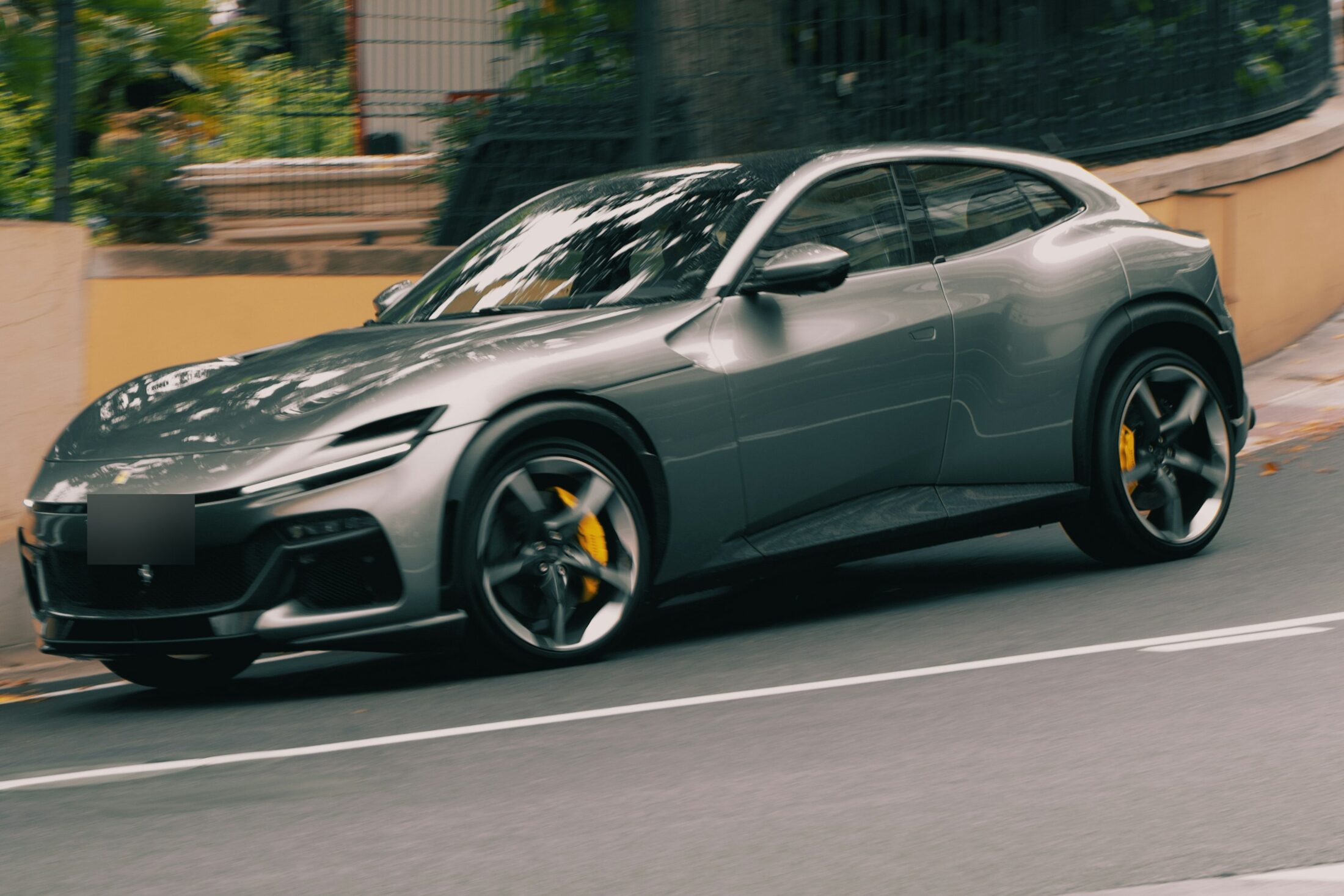 Ferrari Purosangue grise en mouvement