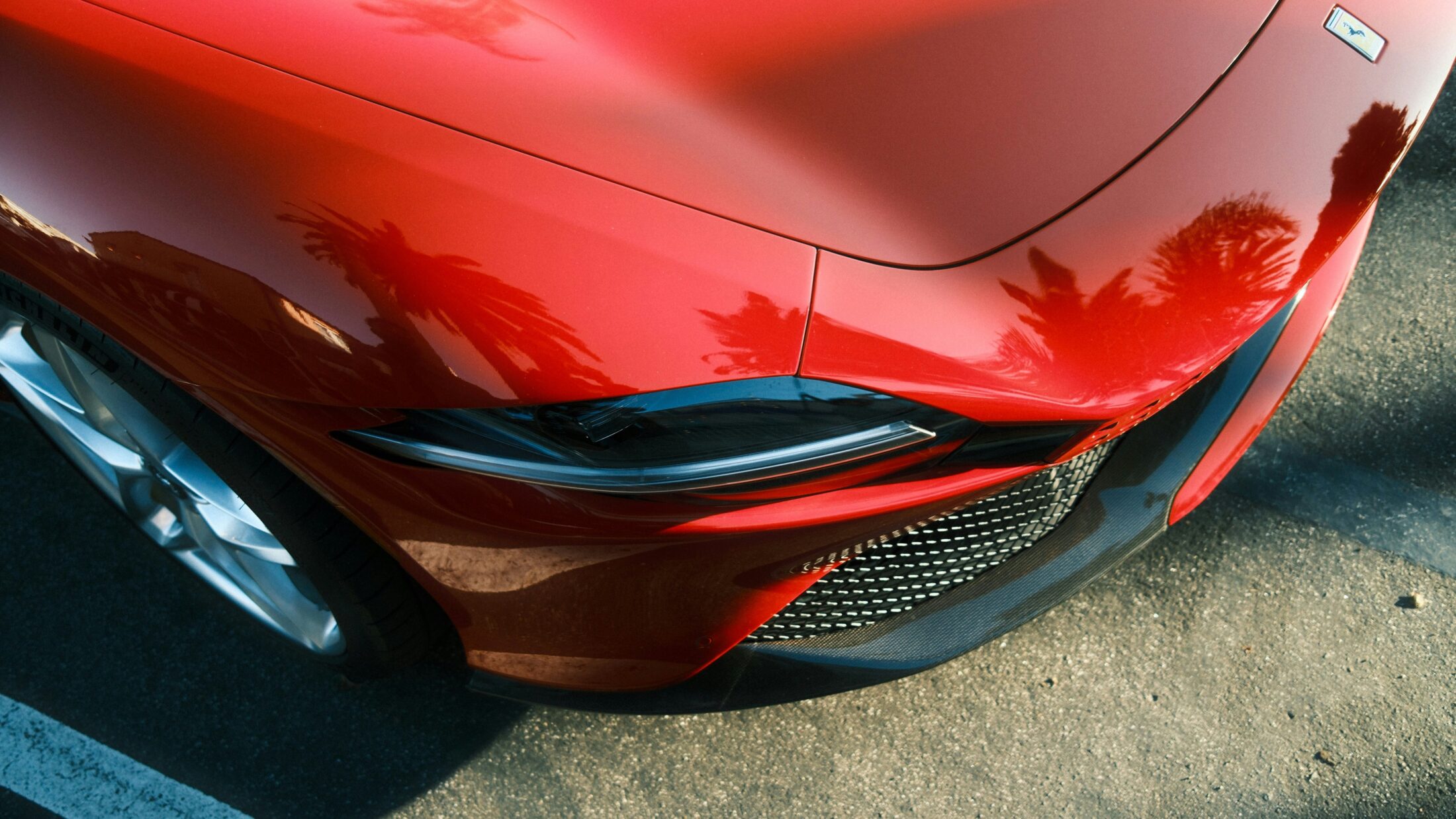 Ferrari Roma rouge, détail du phare et de la calandre