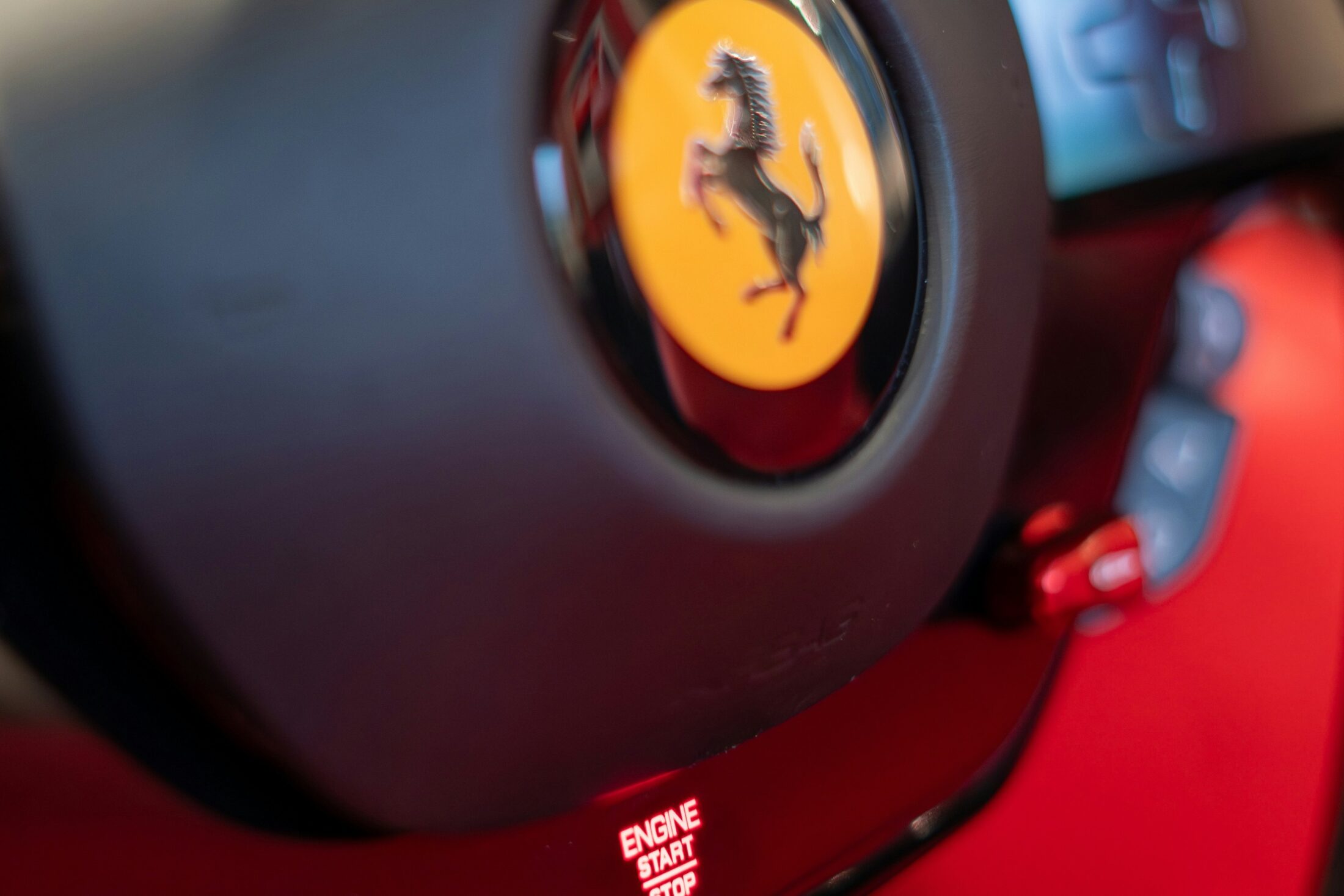 Volant Ferrari, écusson et bouton de démarrage