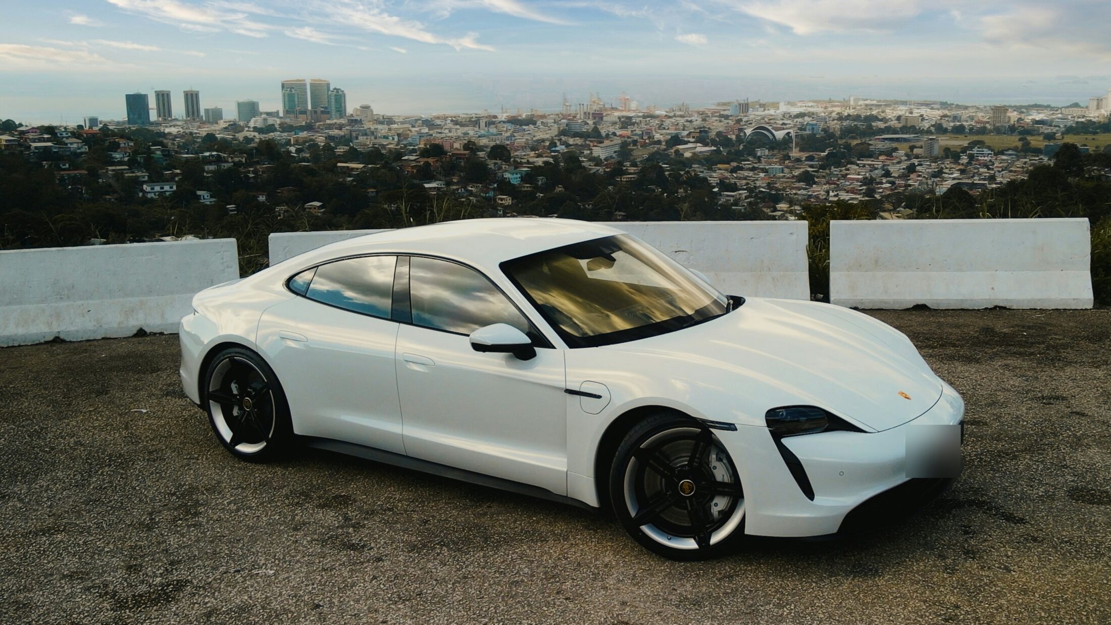 Porsche Taycan Turbo S blanche, trois-quarts avant