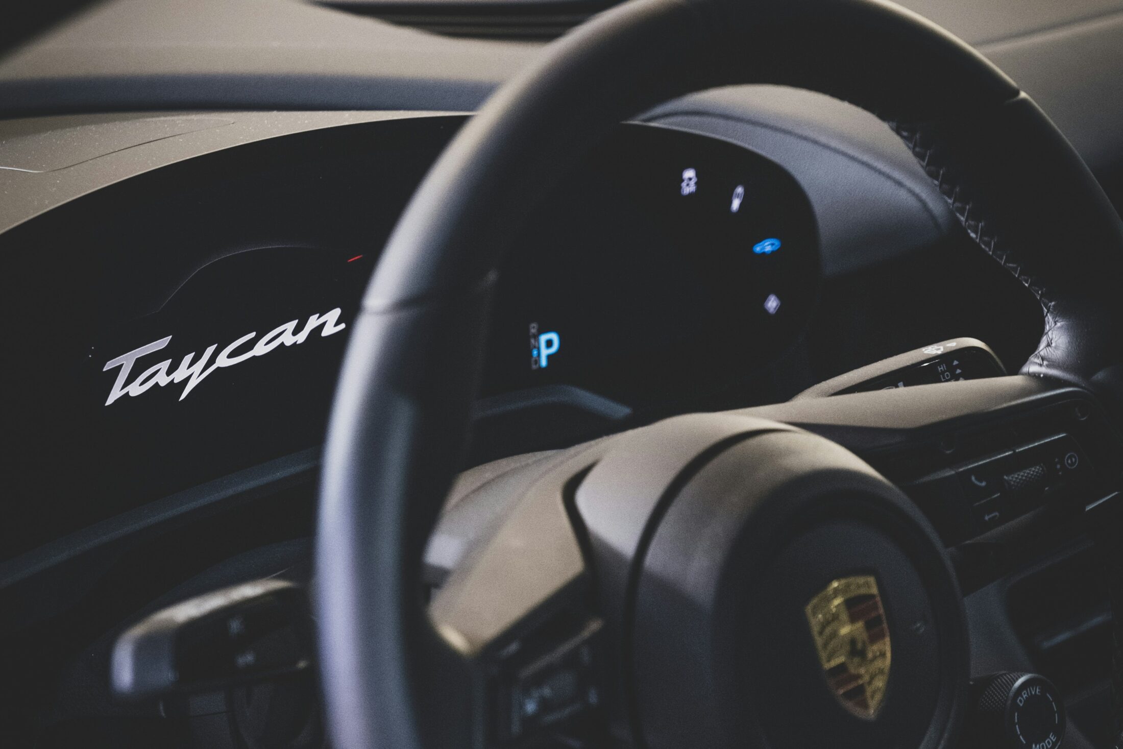 Porsche Taycan, volant et écran incurvé