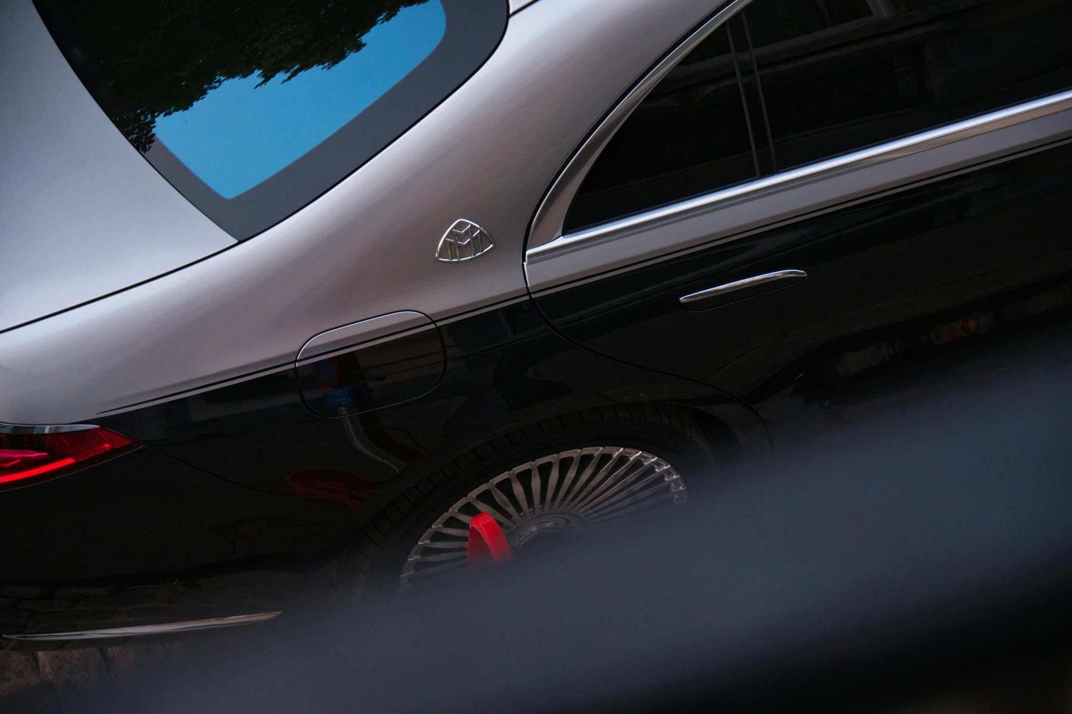 Mercedes-Maybach Classe S bicolore, emblème Maybach sur le montant arrière