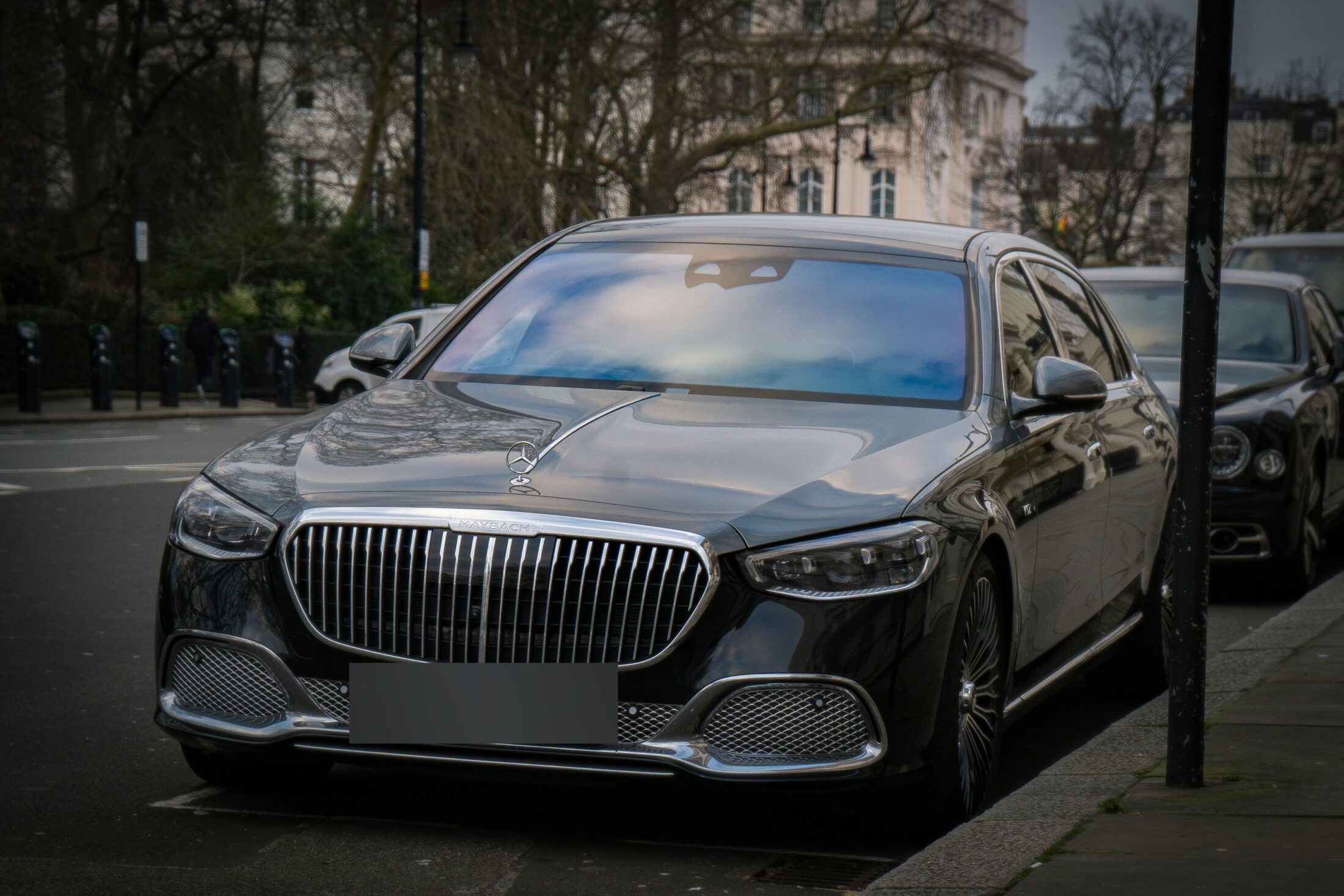 Mercedes-Maybach Classe S (Z223) noire, trois-quarts avant