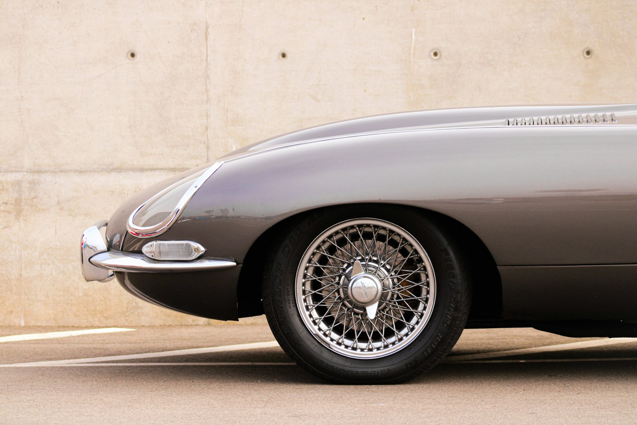 Jaguar Type E Série 1 grise, phare caréné et roue à rayons