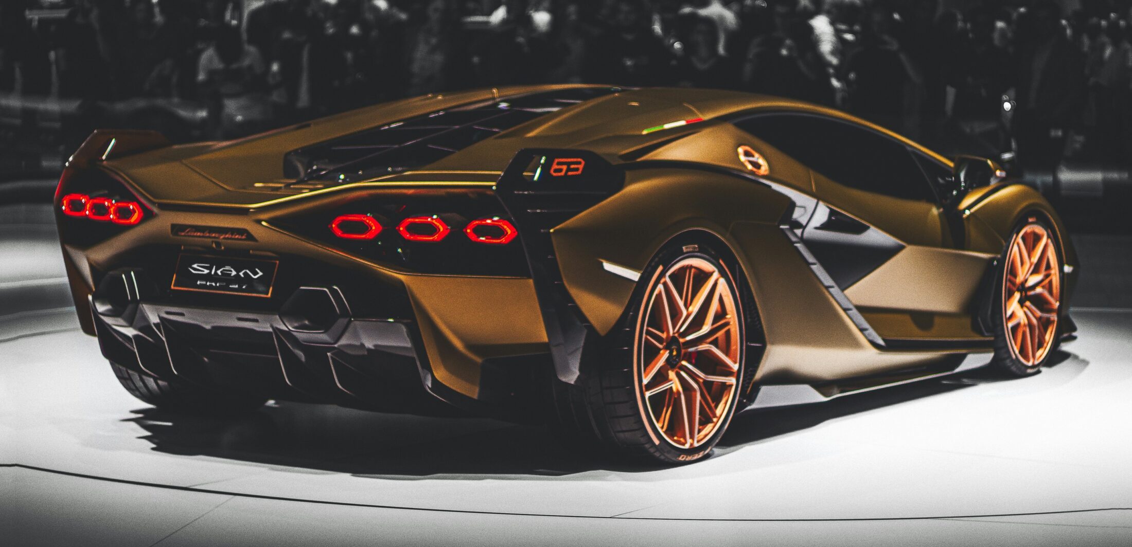 Lamborghini Sián FKP 37 or, trois-quarts arrière