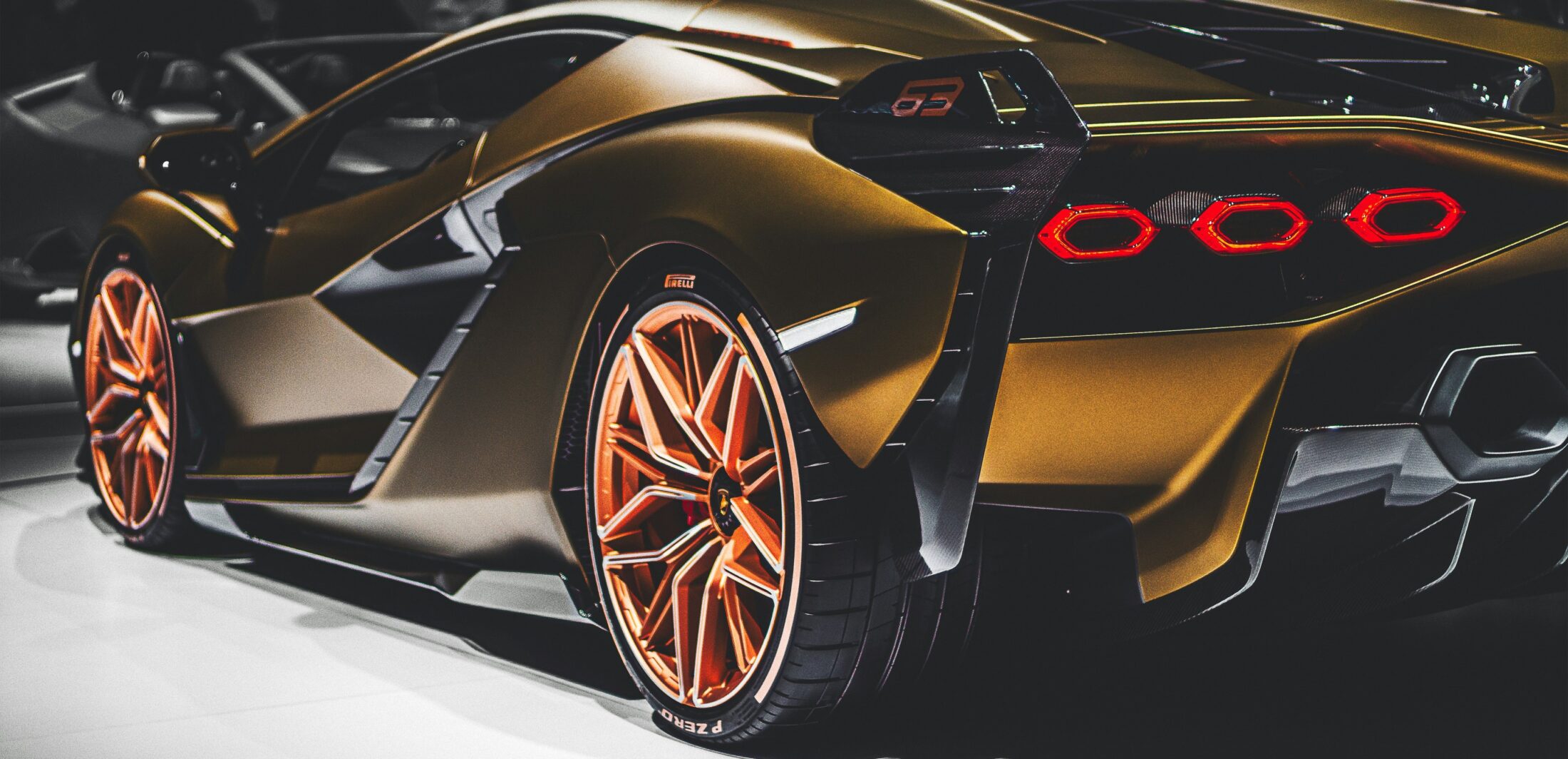 Lamborghini Sián FKP 37 or, roue arrière et feux hexagonaux