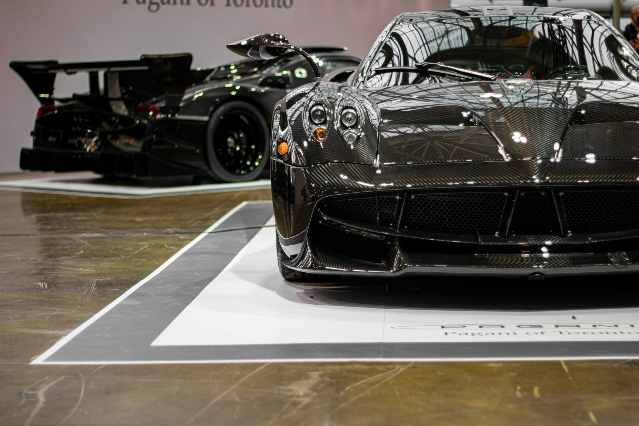 Pagani Huayra en carbone apparent, face avant et quadruples projecteurs