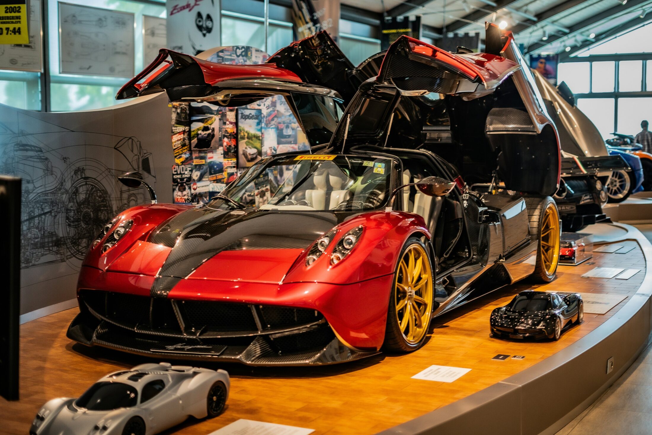 Pagani Huayra, portes papillon ouvertes (photo d’illustration, autre teinte)
