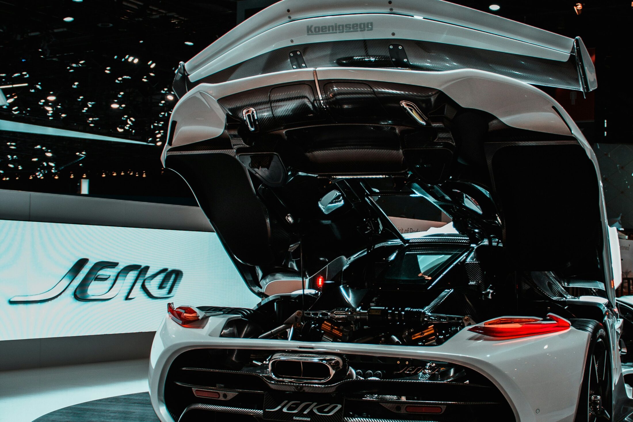 Koenigsegg Jesko blanche, capot moteur relevé (photo d’illustration, autre teinte)