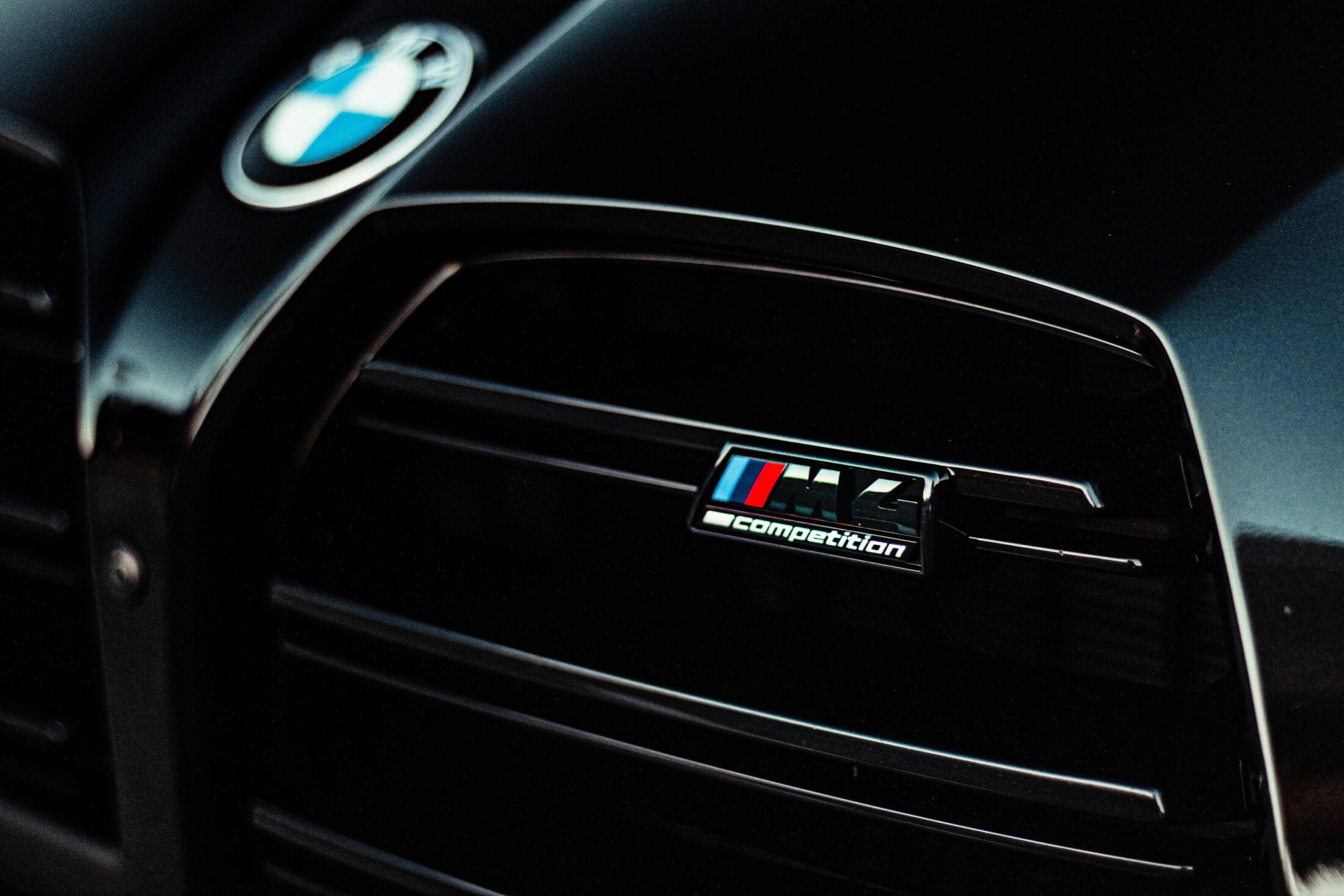 BMW M4 Competition Cabriolet, monogramme M4 Competition sur la calandre