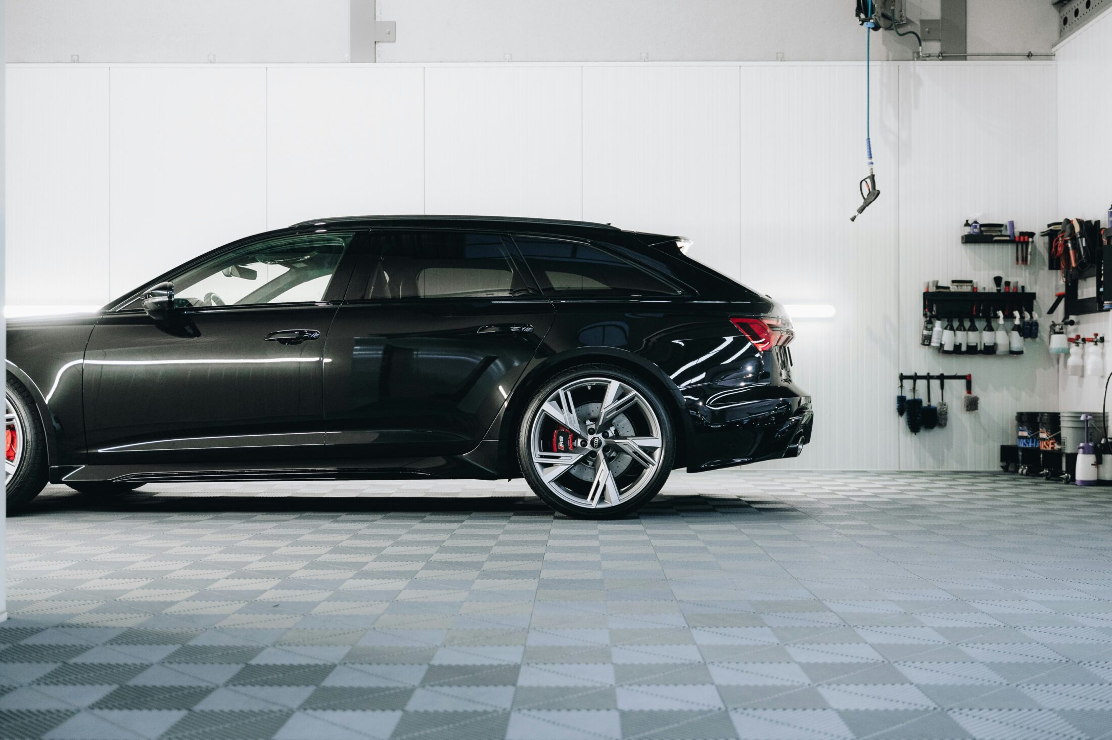 Audi RS 6 Avant (C8) noire, vue de profil
