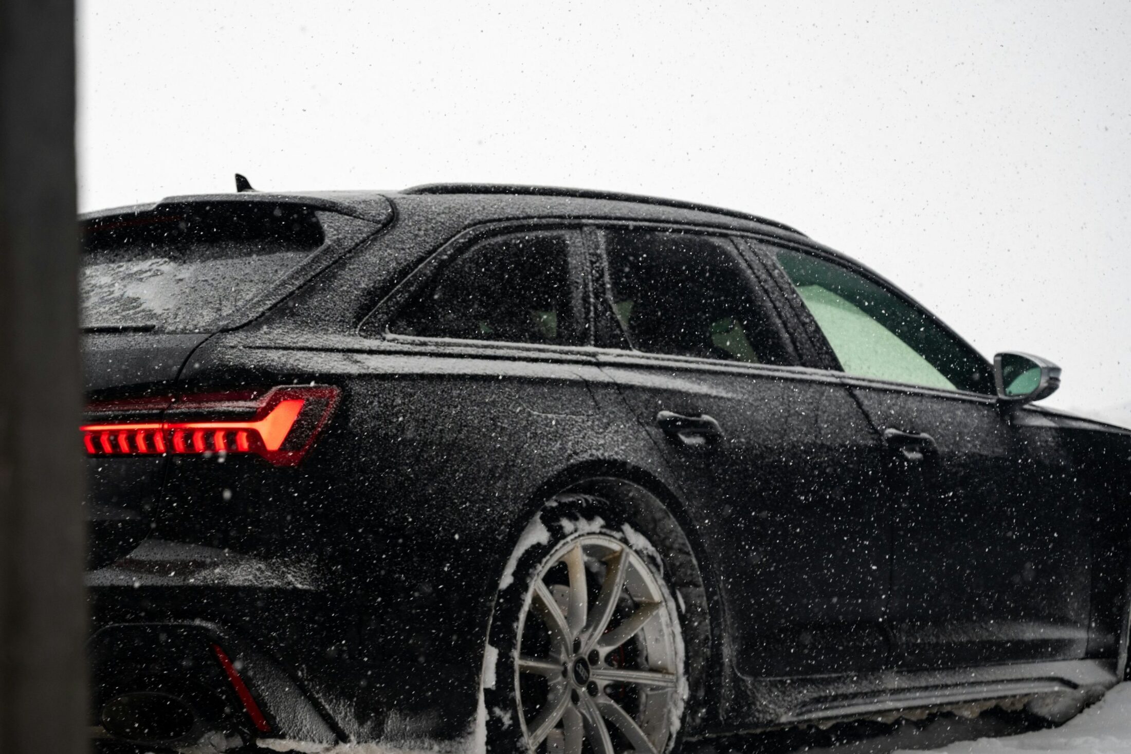 Audi RS 6 Avant (C8) noire sous la neige