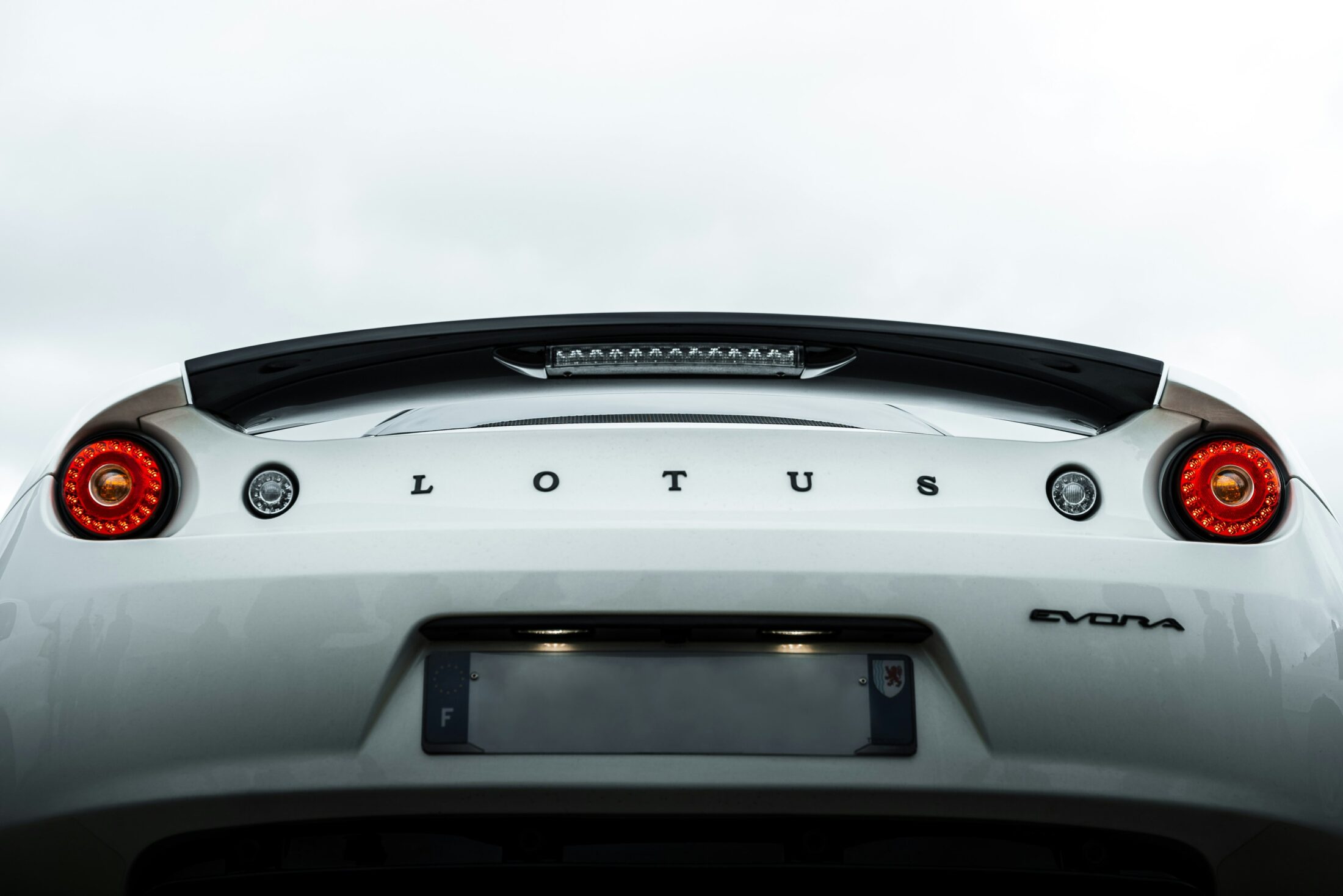 Lotus Evora blanche, poupe et monogrammes (photo d’illustration, autre teinte)