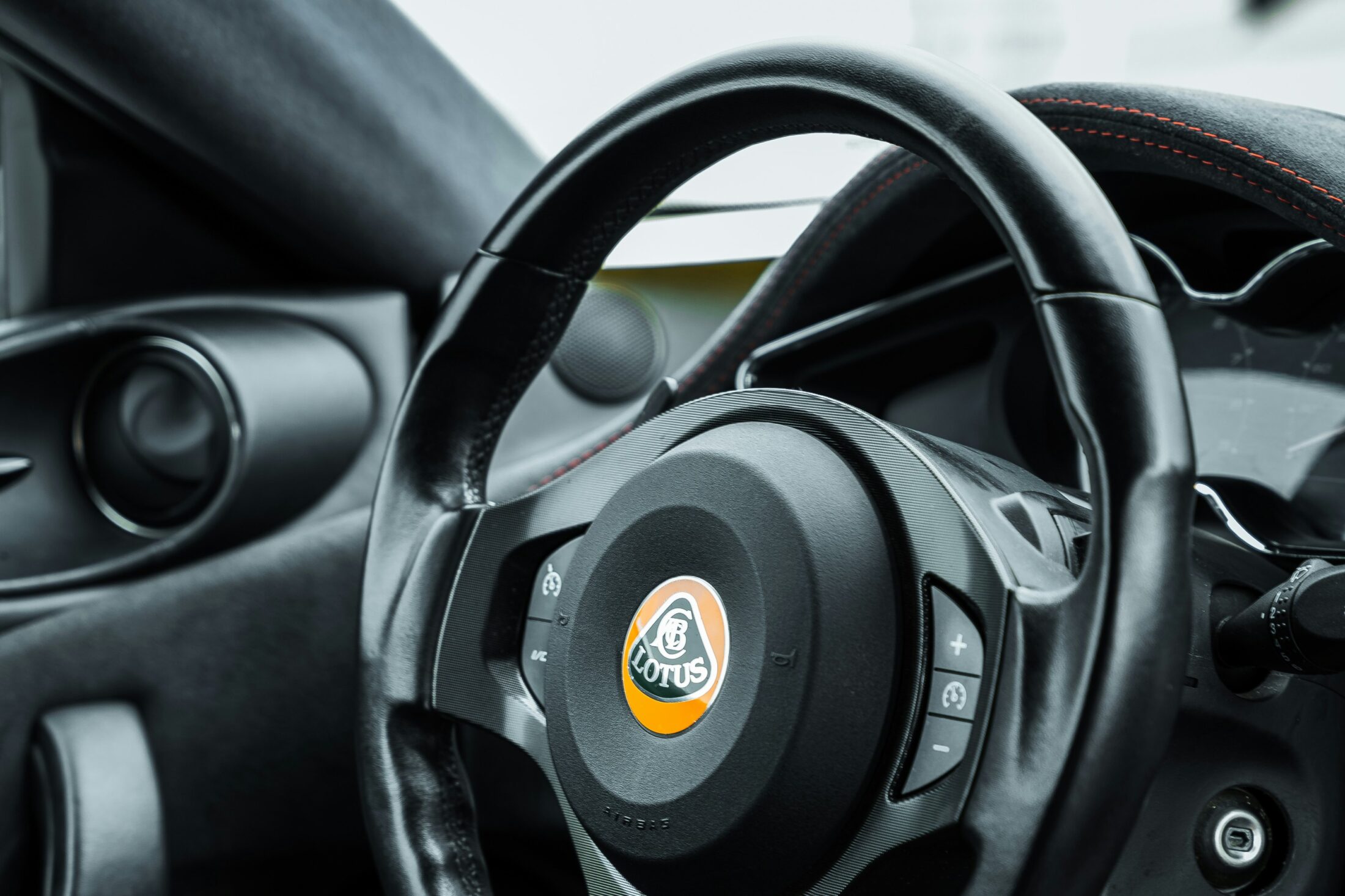 Lotus Evora, volant et planche de bord