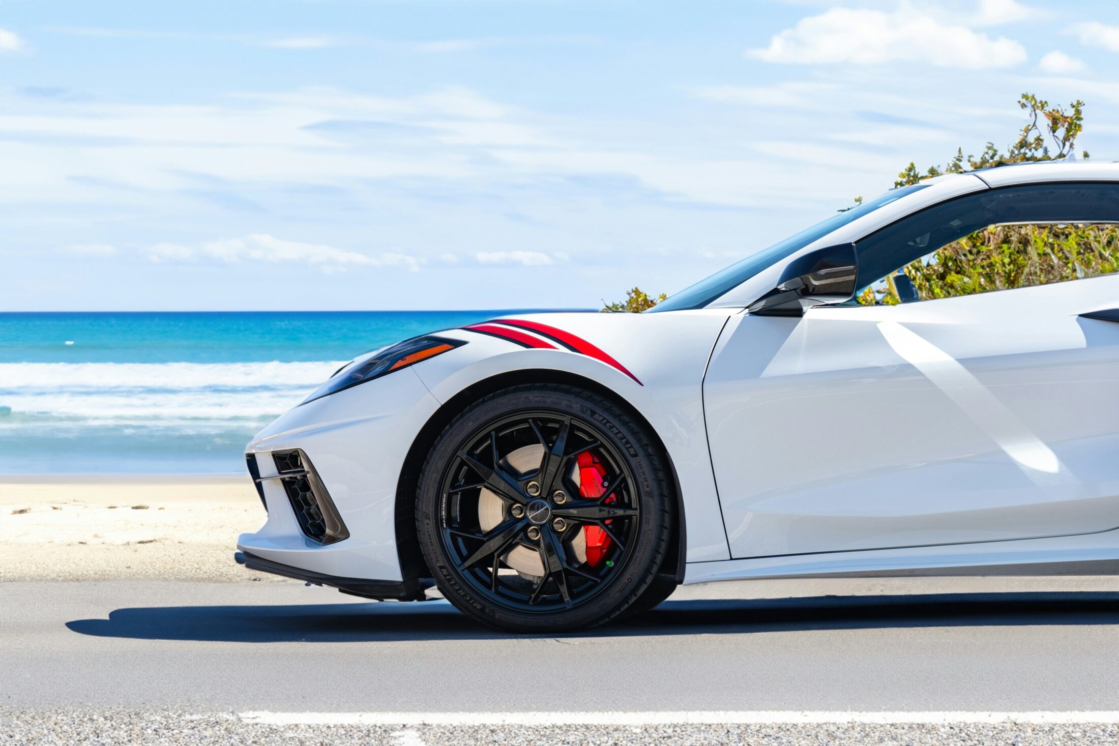 Chevrolet Corvette Stingray (C8) blanche, aile avant et jante