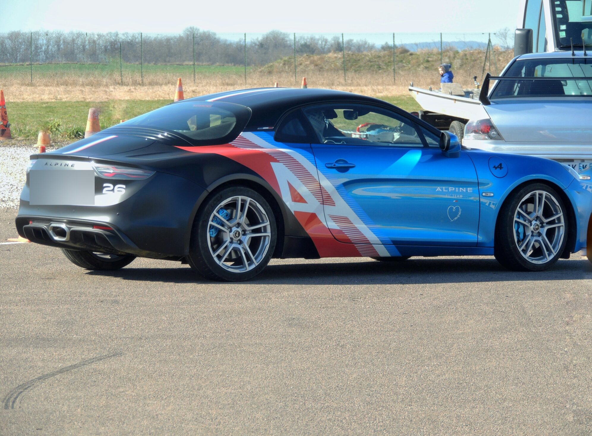 Alpine A110 en livrée Alpine, trois-quarts arrière